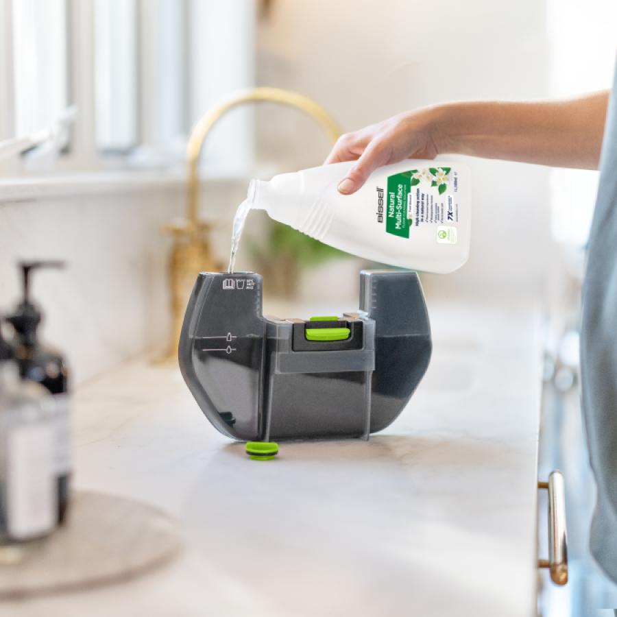 Inclui o produto de limpeza multissuperfícies natural ideal para animais da BISSELL